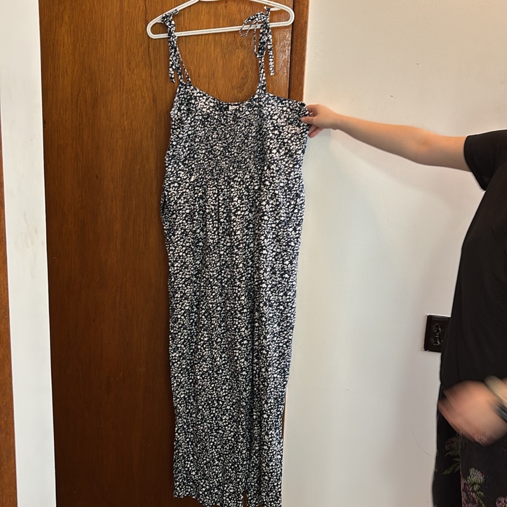 BNWT old navy linen blend jumpsuit. Size XL. Navy and white floral. - Picture 7 of 8